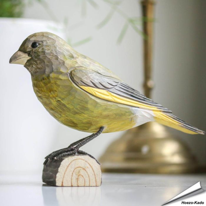 DecoBird Groenling | Houtgesneden vogel van lindenhout | Wildlife Garden