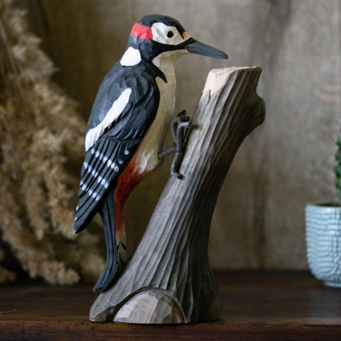 Onder de naam DecoBird - Grote bonte specht presenteren wij een serie van ambachtelijk vormgegeven houten vogels.