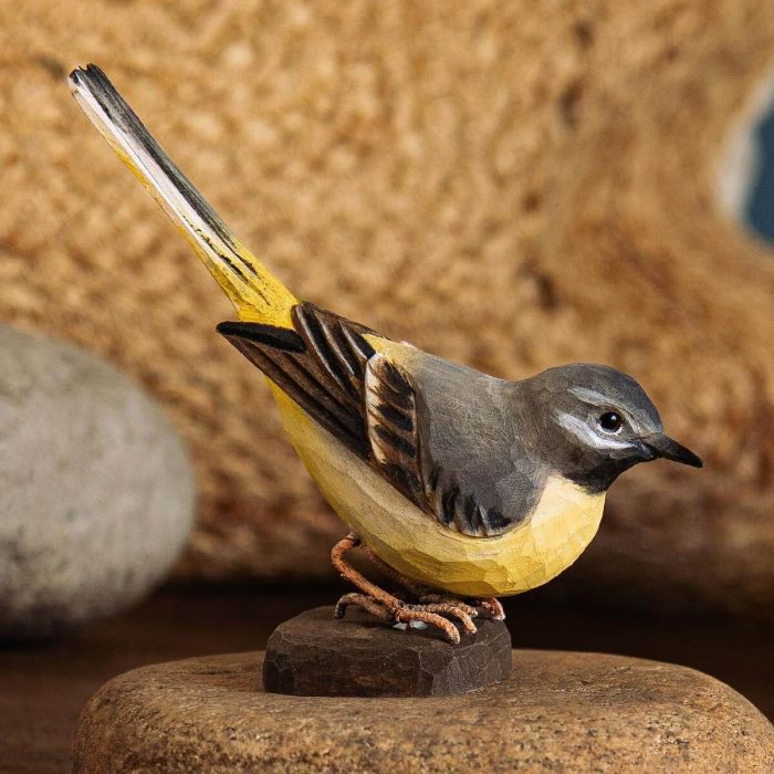 Houtgesneden vogel in de vorm van een Grote gele kwikstaart is een mooie decoratie waar het hele gezin dol op zal zijn ✔️ Levensecht vorm- en kleur gegeven model ➤ Koop nu online bij Vogelhuisje.com