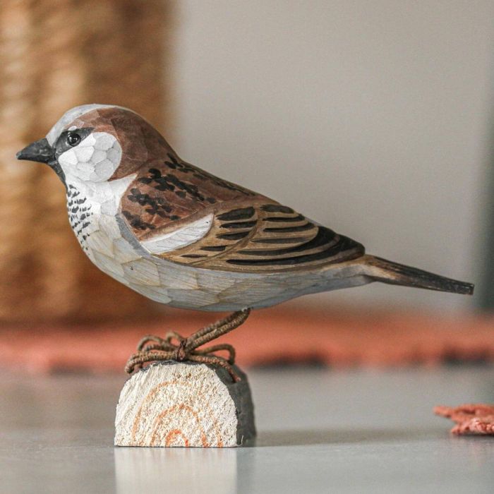 Onder de naam DecoBird - Huismus presenteren wij een serie van ambachtelijk vormgegeven houten vogels.