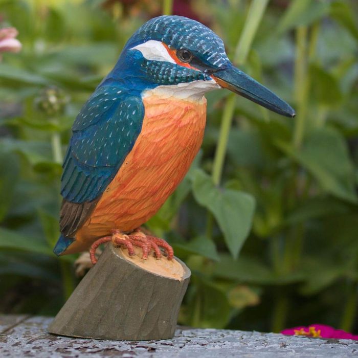 Natuurgetrouwe DecoBird IJsvogel van hout, op ware grootte en met levensechte kleuren. Inclusief informatieboekje over de vogelsoort.