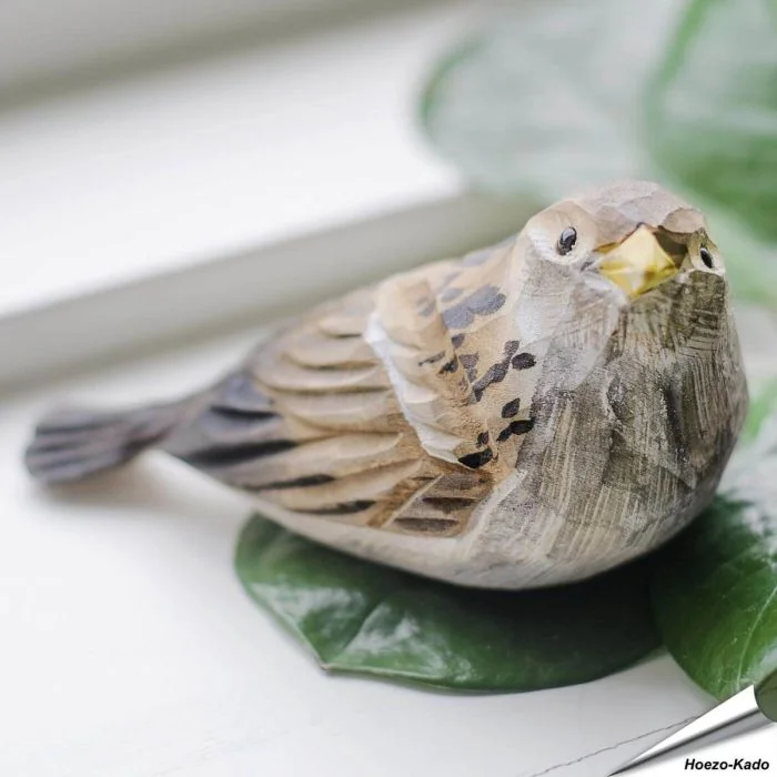 DecoBird - Jonge Huismus | Houtgesneden vogel | lindenhout