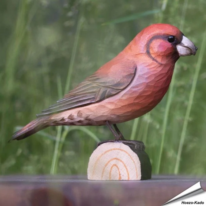 Houtgesneden vogel in de vorm van een Kruisbek is een mooie decoratie waar het hele gezin dol op zal zijn ✔️ Levensecht vorm- en kleur gegeven model ➤ Koop nu online bij Vogelhuisje.com