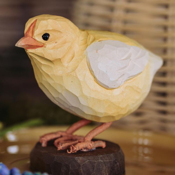 Handgesneden houten DecoBird kuiken van Wildlife Garden. Charmante gele paas- en voorjaarsdecoratie van ca. 8 cm. Bekijk het bij Vogelhuisje.com.