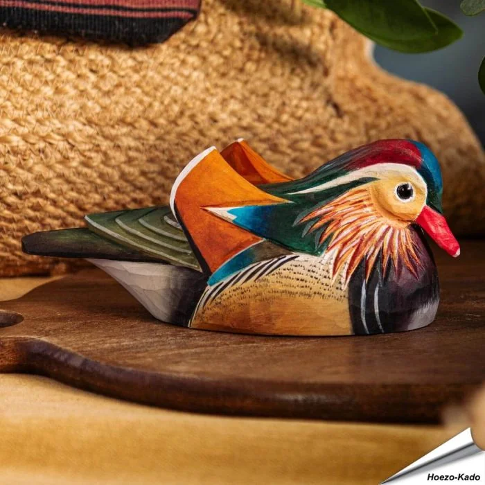 Houtgesneden vogel in de vorm van een Mandarijneend is een mooie decoratie waar het hele gezin dol op zal zijn ✔️ Levensecht vorm- en kleur gegeven model ➤ Koop nu online bij Vogelhuisje.com