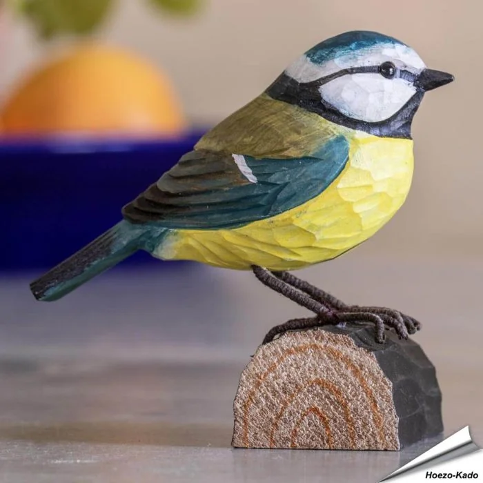 Houtgesneden vogel in de vorm van een pimpelmees ✔️ Levensecht vorm- en kleur gegeven model ✔️ Wildlife Garden (Zweden) ➤ Koop nu online bij Vogelhuisje.com