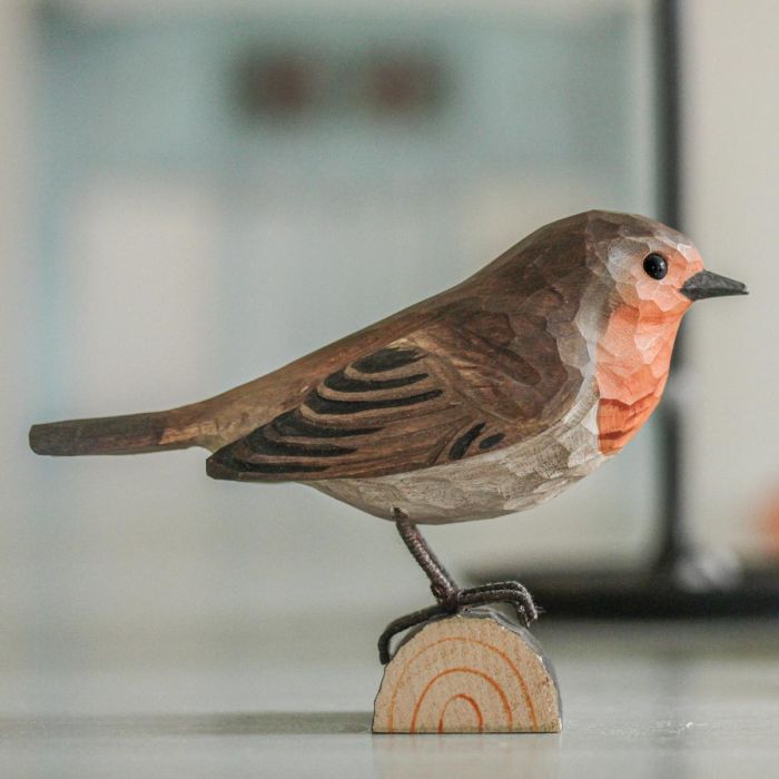 Houtgesneden vogel in de vorm van een Roodborst is een mooie decoratie waar het hele gezin dol op zal zijn ✔️ Levensecht vorm- en kleur gegeven model ➤ Koop nu online bij Hoezo-Kado