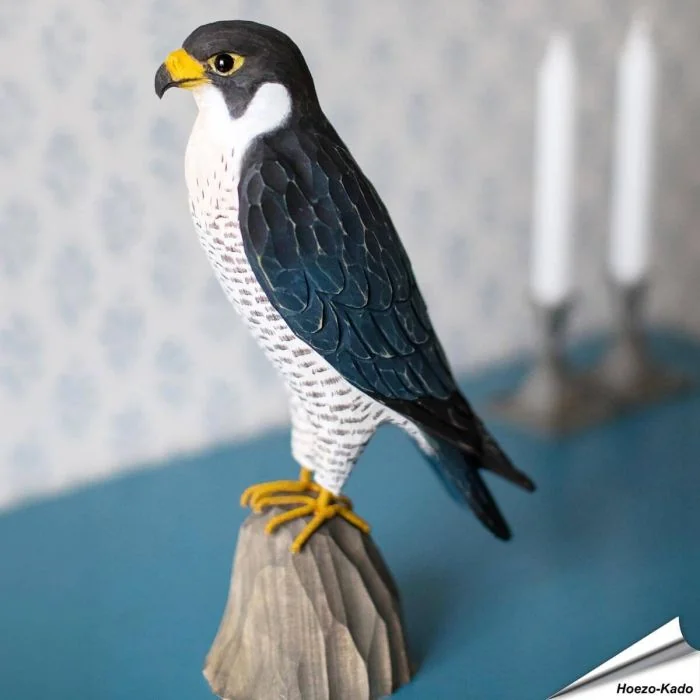 Houtgesneden vogel in de vorm van een Slechtvalk is een mooie decoratie waar het hele gezin dol op zal zijn ✔️ Levensecht vorm- en kleur gegeven model ➤ Koop nu online bij Vogelhuisje.com
