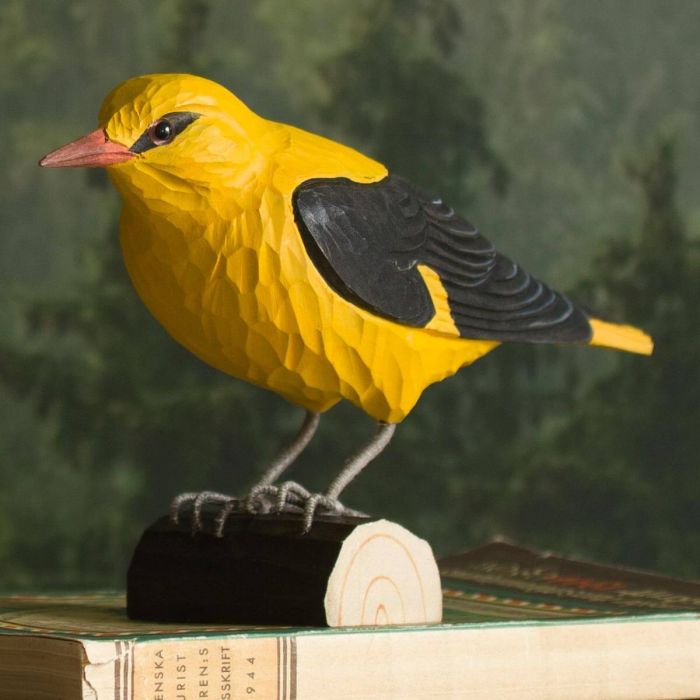 Handgesneden DecoBird Wielewaal van Wildlife Garden. Opvallende gele houten vogel van ca. 21,8 cm met zwarte vleugels en informatief boekje.