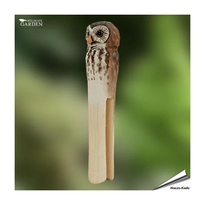 DecoClip - Steenuil van Wildlife Garden. Handgesneden houten wasknijper met ronde uilenkop, lichte gezichtsschijf en gestreepte borst. Ca. 21 x 24 x 105 mm.
