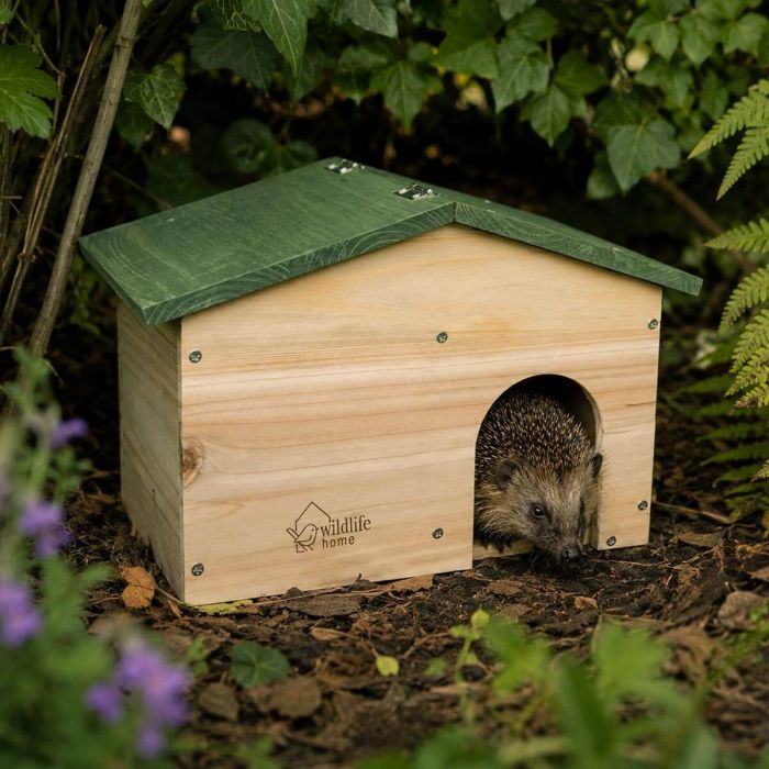 Egelhuis met zadeldak als bouwpakket ✔️ Natuurlijk egelhuis van hout voor eigen montage ✔️ Labyrint-ingang ➤ Bestel nu op Vogelhuisje.com