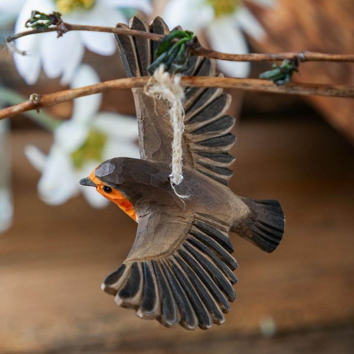 Handgesneden vliegende roodborst van lindehout met hennepkoord. Natuurgetrouw beschilderde kerst- en interieurdecoratie van Wildlife Garden.