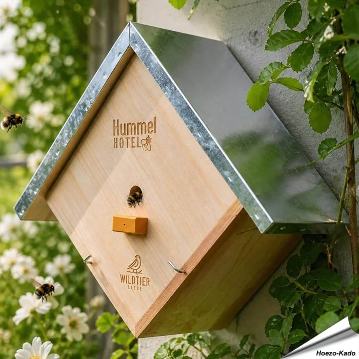Helpt de hommels in je Tuin met de Hommelhotel ✔️Massief hout en weerbestendig ✔️ Met Nestmateriaal en Lokstof ✔️ Een must-have voor ieder met een hart voor de Tuin ➤ Koop nu op Vogelhuisje.com