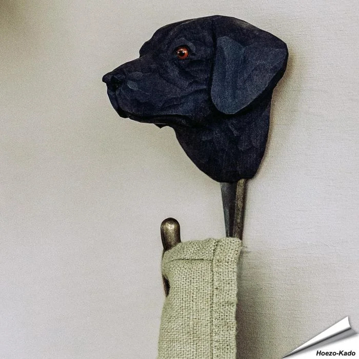 Speelse en praktische houten kledinghaak met Labrador Retriever. Handgemaakt en met een maximale belasting van 10 kg ➤ Vogelhuisje.com