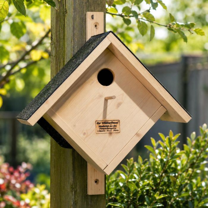 Ruime houten nestkast voor spreeuwen met 45mm invliegopening, dakbedekking, zitstok en openklapbare constructie. Afmeting 40 x 22,5 x 50,5 cm.