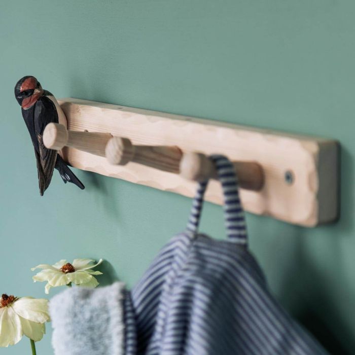 Houten wandkapstok met drie knoppen en een handgesneden boerenzwaluw. Van grenenhout, handbeschilderd en geschikt voor hal, keuken en slaapkamer.