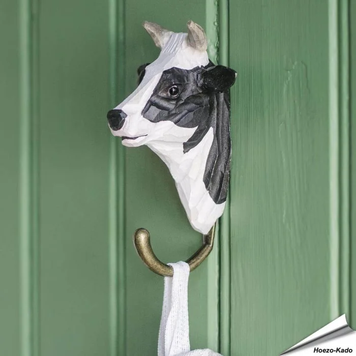 Handgesneden Kledinghaak Koe van Wildlife Garden met zwart-witte koeienkop en metalen haak voor kleding, handdoeken en accessoires.