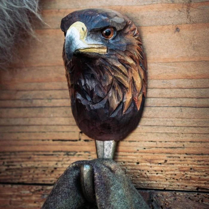 Houten kledinghaak Steenarend van Wildlife Garden met donkerbruine adelaarskop, gele snavelbasis en metalen haak