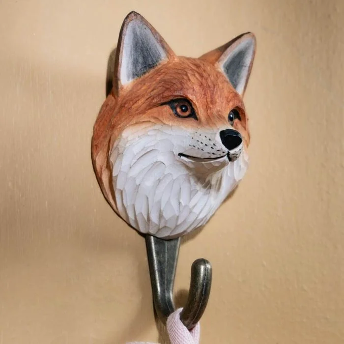 Kledinghaak Vos van Wildlife Garden aan een houten wand, met een oranjebruine vossenkop, witte vacht en metalen haak met opgehangen lus.