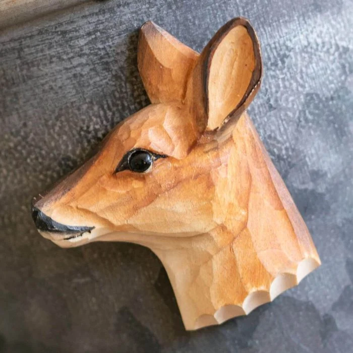 Houten koelkastmagneet Ree van Wildlife Garden met roodbruine vacht, grote rechtopstaande oren en zwarte neus, bevestigd op een grijze metalen ondergrond.