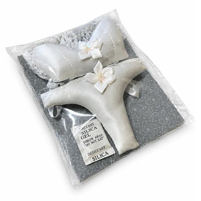 Lavendel lingeriesetje met bh- en slipvormig geurzakje. Gevuld met lavendel en voorzien van ophanglusjes voor een frisse geur in je kledingkast.