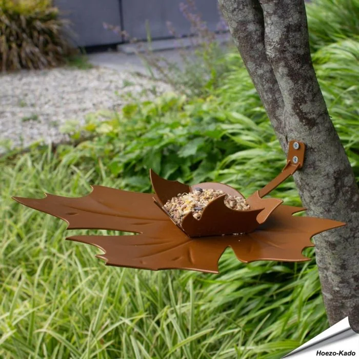 Breng sfeer in je tuin met de Leaf Me wandvoederschaal ✔️ Duurzaam metaal & stijlvol bladontwerp ✔️ Perfect cadeau ➤ Bestel bij Vogelhuisje.com