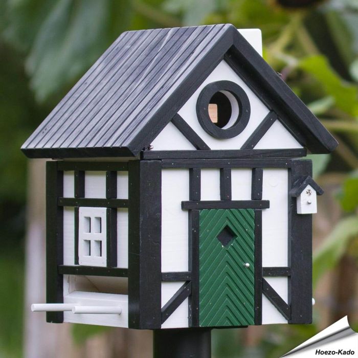 Multiholk Korsvirke van Wildlife Garden ✔️ Nestkast en voederhuis in 1 ✔️ Voor kleine tuinvogels ✔️ Geïnspireerd op Scandinavische architectuur ➤ Bestel voordelig op Vogelhuisje.com