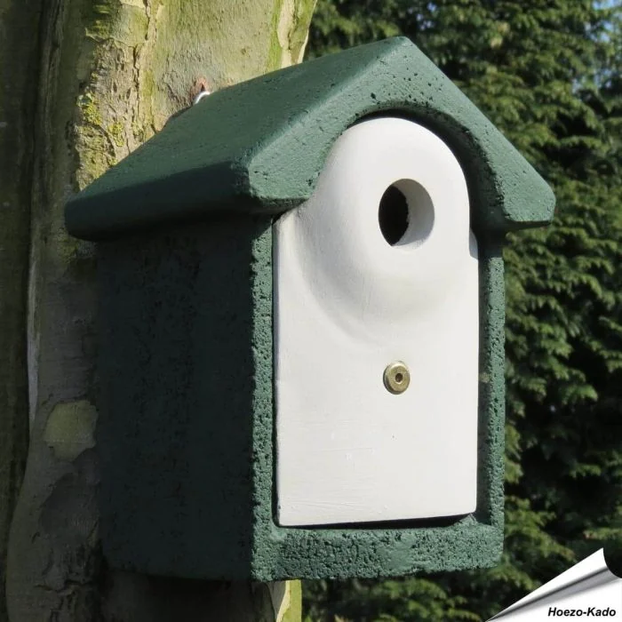 Houtbeton nestkast 28mm ✔️ Ideaal voor koolmezen & kleine mezen ✔️ Duurzaam en isolerend ✔️ Met roofdierbescherming ➤ Shop nu bij Vogelhuisje.com