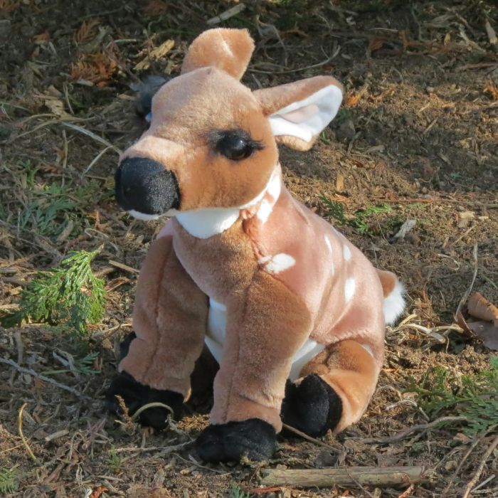 Pluche reekalf van Wild Republic Cuddlekins, ca. 26 cm hoog. Zachte ree knuffel met witte vlekken, geschikt vanaf 4 jaar en leuk voor bosdierenfans.