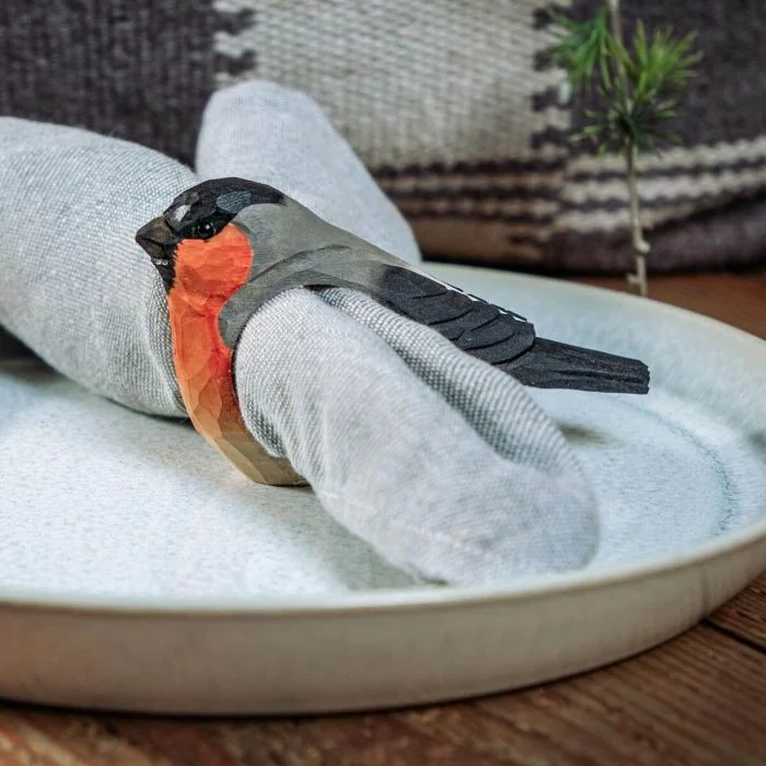Handgesneden servetring met goudvink van lindehout. Met de hand beschilderd en voorzien van glazen ogen. Bijzondere tafeldecoratie van Wildlife Garden.