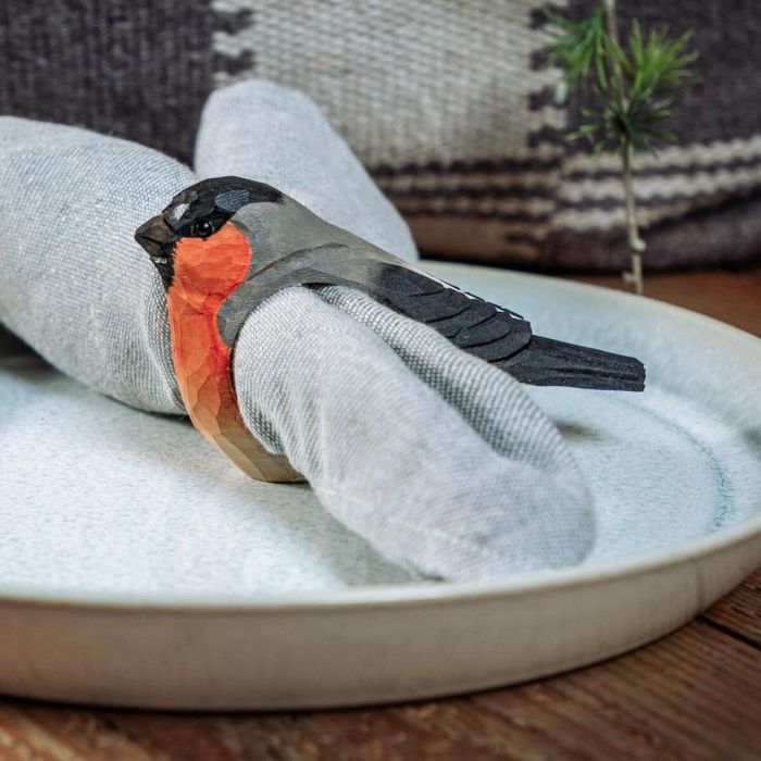 Handgesneden servetring met goudvink van lindehout. Met de hand beschilderd en voorzien van glazen ogen. Bijzondere tafeldecoratie van Wildlife Garden.