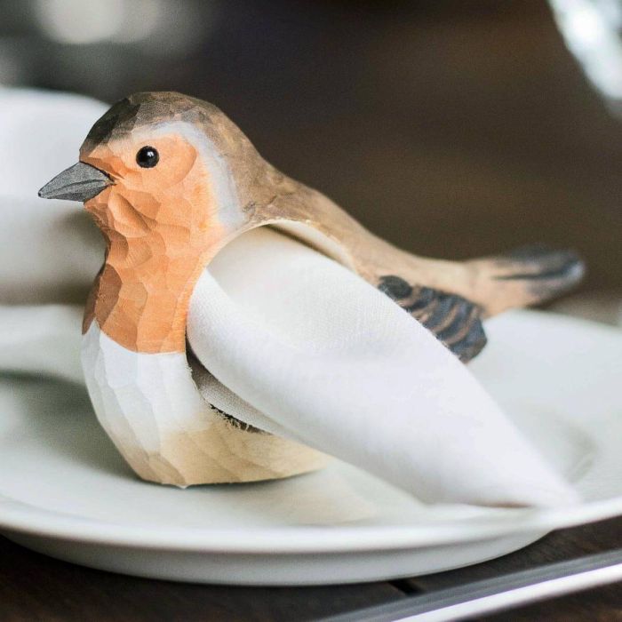 Versier je eettafel op met deze handgesneden servetring in de vorm van een roodborstje.