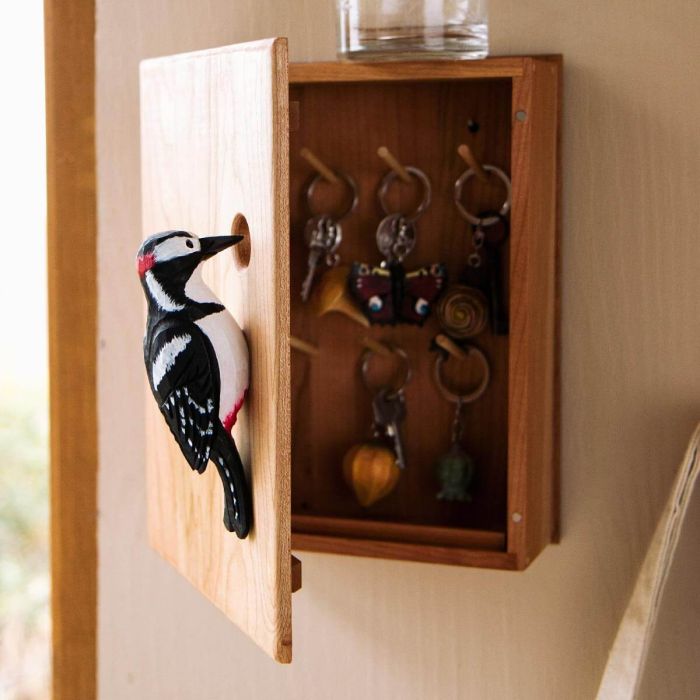 Houten Wildlife Garden sleutelkastje met handgesneden grote bonte specht, 7 sleutelhaakjes en magneetsluiting. Decoratief én praktisch voor de hal.