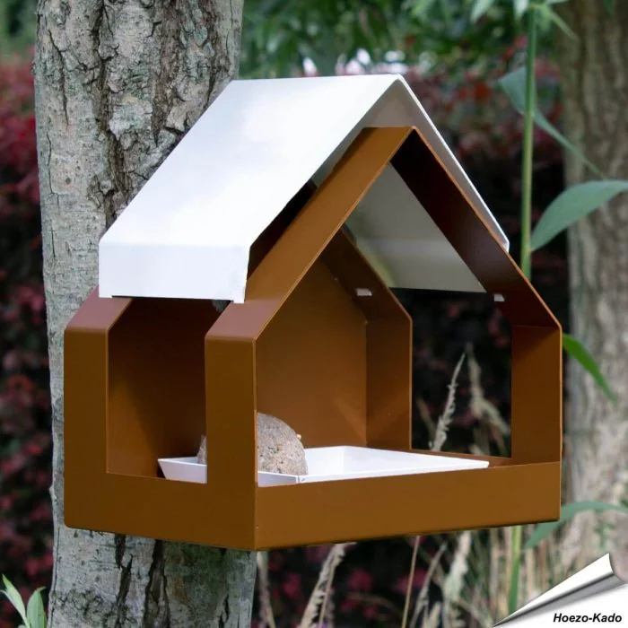 Verwen tuinvogels met The Barn wand-vogelvoederhuisje ✔️ Gemaakt van duurzaam bruin metaal, stijlvol design ✔️ Perfect cadeau ➤ Bestel bij Vogelhuisje.com