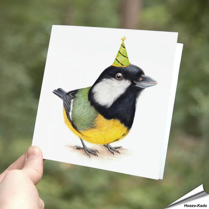 Mooie verjaardagskaart met de koolmees met feesthoedjes ✔️ Dubbele kaart, met blanco binnenkant ✔️ FSC papier ➤ Koop op www.vogelhuisje.com