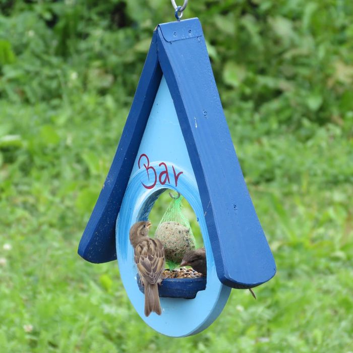Blauwe houten Voederbar van ca. 27 x 9 x 40 cm met voerschaaltje en extra haak voor vetbol. Geschikt voor zaden, pinda's en diverse tuinvogels.