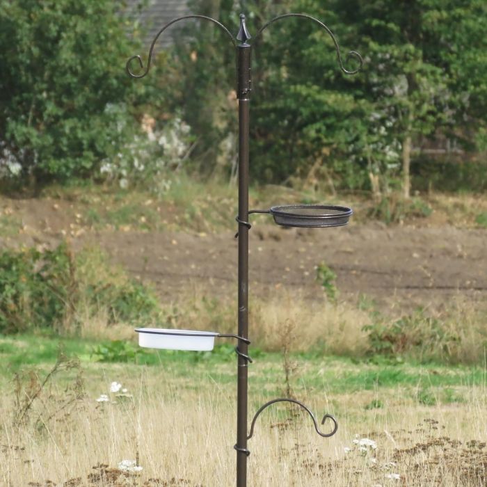 Vogelvoederstation kopen? ✔️ Stevig, stijlvol en weerbestendig. Inclusief voerschalen en haken. Perfect voor tuinvogels - nu bij Hoezo-Kado!