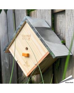 Helpt de hommels in je Tuin met de Hommelhotel ✔️Massief hout en weerbestendig ✔️ Met Nestmateriaal en Lokstof ✔️ Een must-have voor ieder met een hart voor de Tuin ➤ Koop nu op Vogelhuisje.com