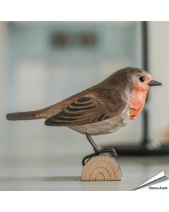 Houtgesneden vogel in de vorm van een Roodborst is een mooie decoratie waar het hele gezin dol op zal zijn ✔️ Levensecht vorm- en kleur gegeven model ➤ Bestel nu op Vogelhuisje.com