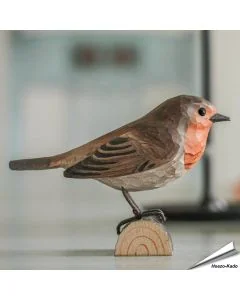 Houtgesneden vogel in de vorm van een Roodborst is een mooie decoratie waar het hele gezin dol op zal zijn ✔️ Levensecht vorm- en kleur gegeven model ➤ Bestel nu op Vogelhuisje.com