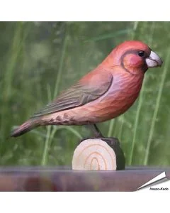 Houtgesneden vogel in de vorm van een Kruisbek is een mooie decoratie waar het hele gezin dol op zal zijn ✔️ Levensecht vorm- en kleur gegeven model ➤ Koop nu online bij Vogelhuisje.com