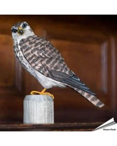 Houtgesneden vogel in de vorm van een Smelleken is een mooie decoratie waar het hele gezin dol op zal zijn ✔️ Levensecht vorm- en kleur gegeven model ➤ Koop nu online bij Vogelhuisje.com