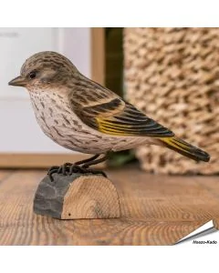 Houtgesneden vogel in de vorm van een Dennensijs is een mooie decoratie waar het hele gezin dol op zal zijn ✔️ Levensecht vorm- en kleur gegeven model ➤ Koop nu online bij Vogelhuisje.com