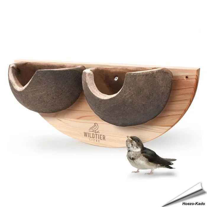 Dubbele huiszwaluw nestkast gemaakt van hout, met twee openingen