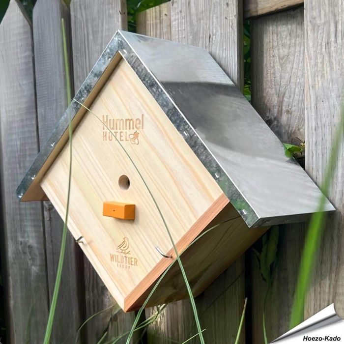Helpt de hommels in je Tuin met de Hommelhotel ✔️Massief hout en weerbestendig ✔️ Met Nestmateriaal en Lokstof ✔️ Een must-have voor ieder met een hart voor de Tuin ➤ Koop nu op Vogelhuisje.com