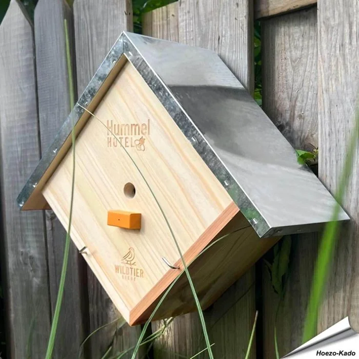 Helpt de hommels in je Tuin met de Hommelhotel ✔️Massief hout en weerbestendig ✔️ Met Nestmateriaal en Lokstof ✔️ Een must-have voor ieder met een hart voor de Tuin ➤ Koop nu op Vogelhuisje.com