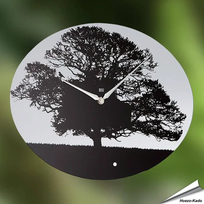 KOOKOO Tree is een moderne klok met vogelgeluid. De wijzerplaat toont een grote boom op een ovale glasplaat (5mm sterk).