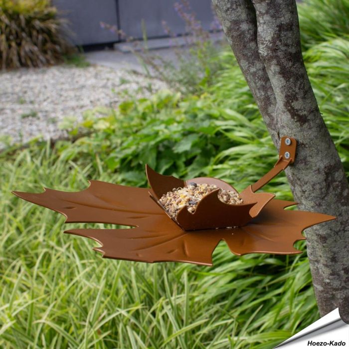 Breng sfeer in je tuin met de Leaf Me wandvoederschaal ✔️ Duurzaam metaal & stijlvol bladontwerp ✔️ Perfect cadeau ➤ Bestel bij Vogelhuisje.com
