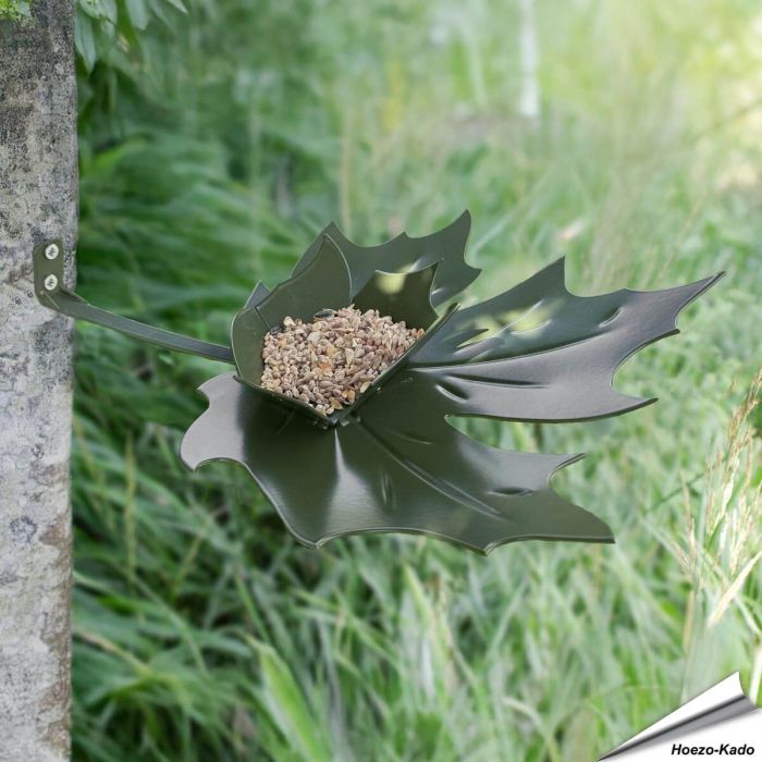 Breng sfeer in je tuin met de Leaf Me wandvoederschaal ✔️ Gemaakt van duurzaam metaal, stijlvol bladontwerp ✔️ Perfect cadeau ➤ Bestel bij Vogelhuisje.com
