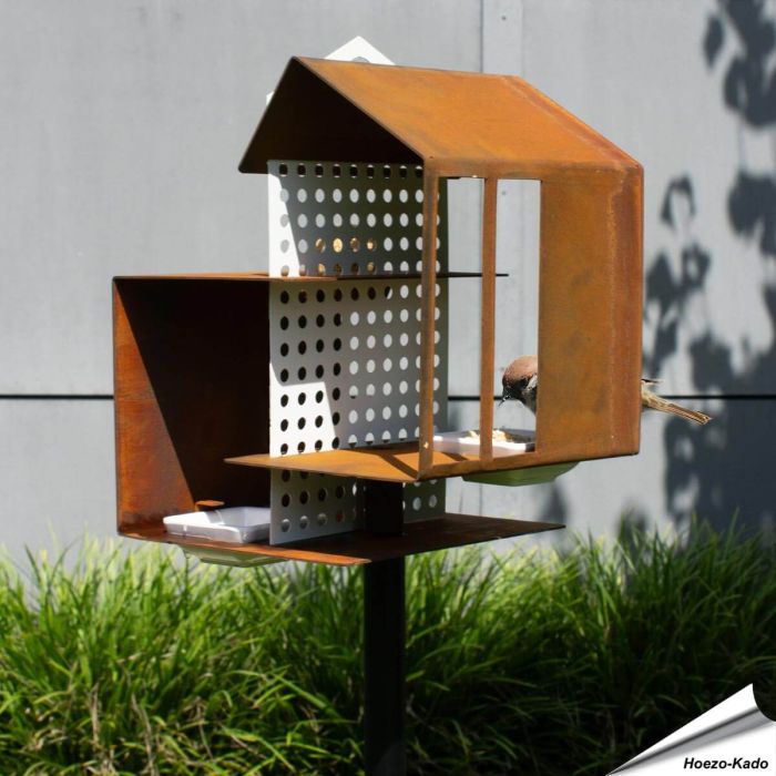 Stijlvol voederhuis op paal van cortenstaal ✔️ Drie lagen voor zaden, vetbollen & water ✔️ Duurzaam design voor elke tuin ➤ Bestel nu bij Vogelhuisje.com
